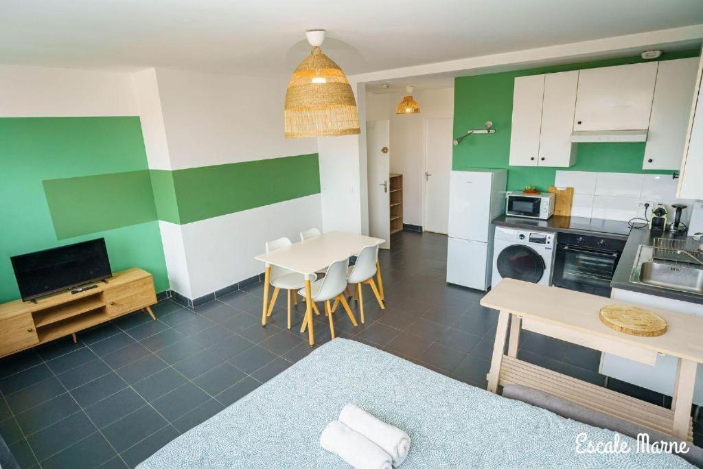 Escale-Marne Fr - 202 - Free Parking - Free Luggage Storage - All Equipped - Linen Included - Washing Machine - 10Mn Walk Metro 8 - Rer A - Panoramic View - From 1 To 14 Guests 매종알포르트 객실 사진